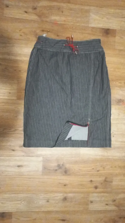 Size 8 - Photo 2 of 3