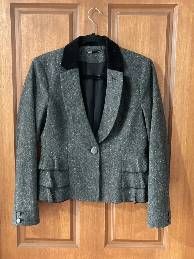 Tokito grey wool blend cropped jacket with velvet collar. Size 12 - Photo 1 of 5