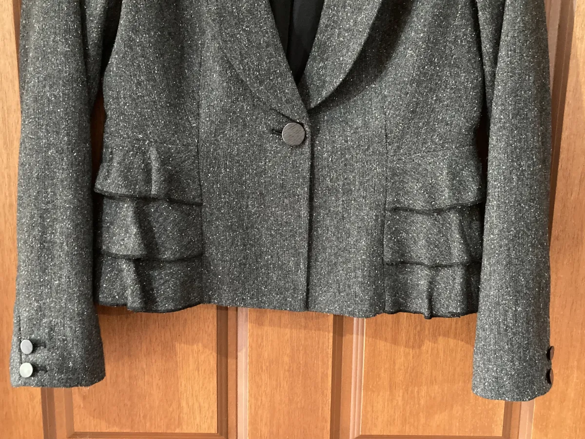 Tokito grey wool blend cropped jacket with velvet collar. Size 12 - Photo 2 of 5