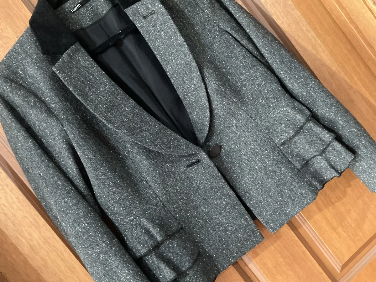 Tokito grey wool blend cropped jacket with velvet collar. Size 12 - Photo 5 of 5
