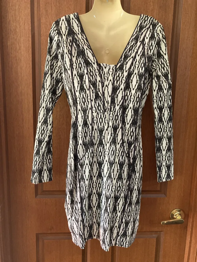 Forcast black and white geometric print stretchy longsleeved pencil dress. Size 10. - Photo 4 of 5