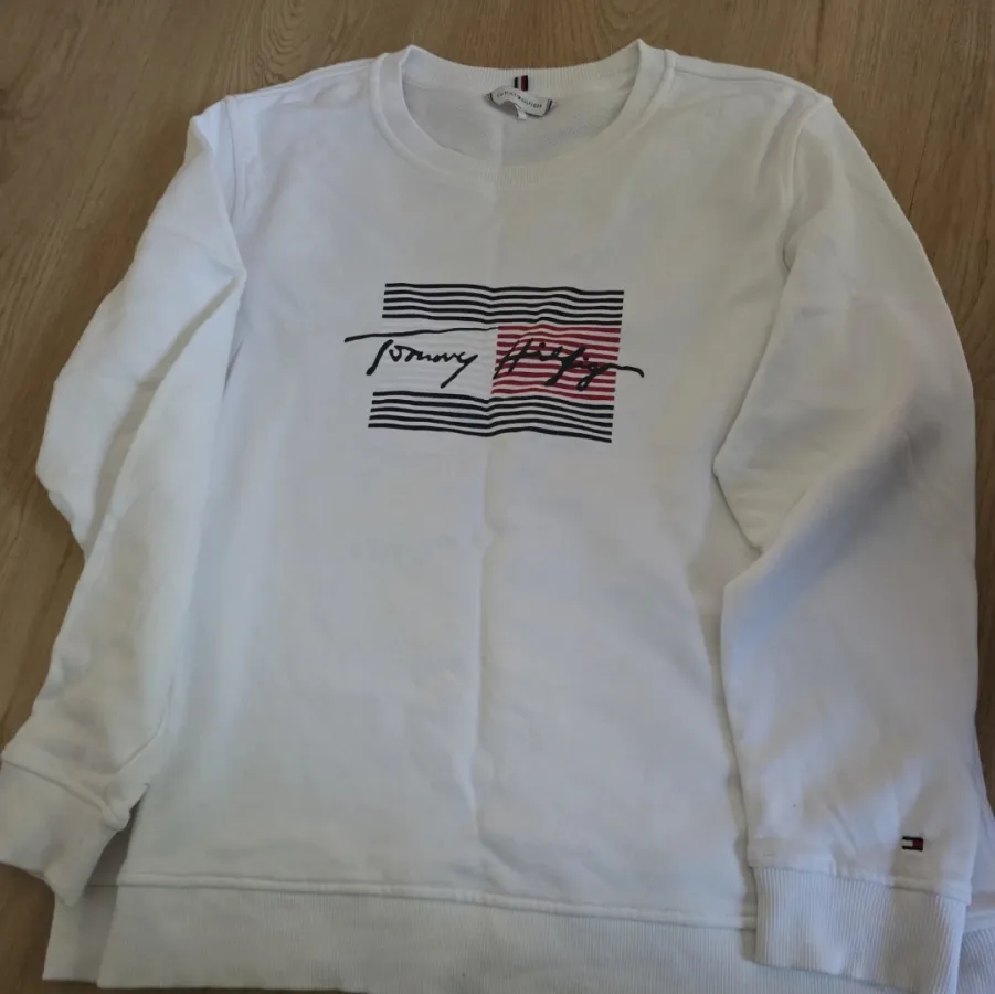 Tommy Lee white jumper - Photo 1 of 3
