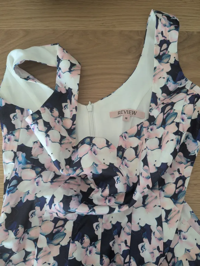 Review dress - Photo 2 of 7