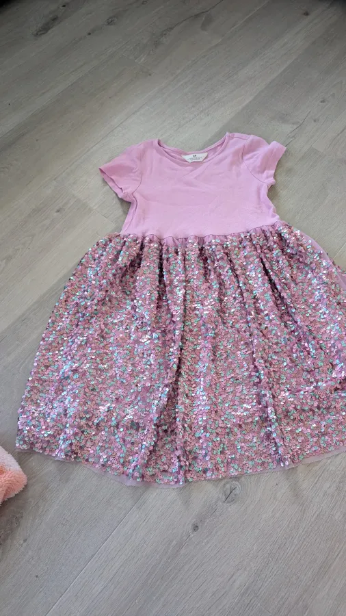 Girls party dress. Sparkly sequins. Size 7-8 - Photo 1 of 3