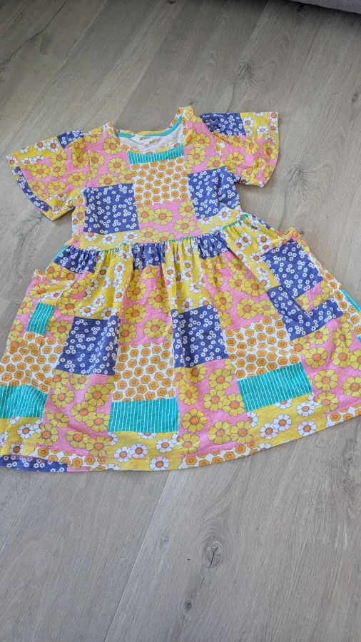 Girls make shake brand dress. Fun flower print. Size 9 - Photo 1 of 7