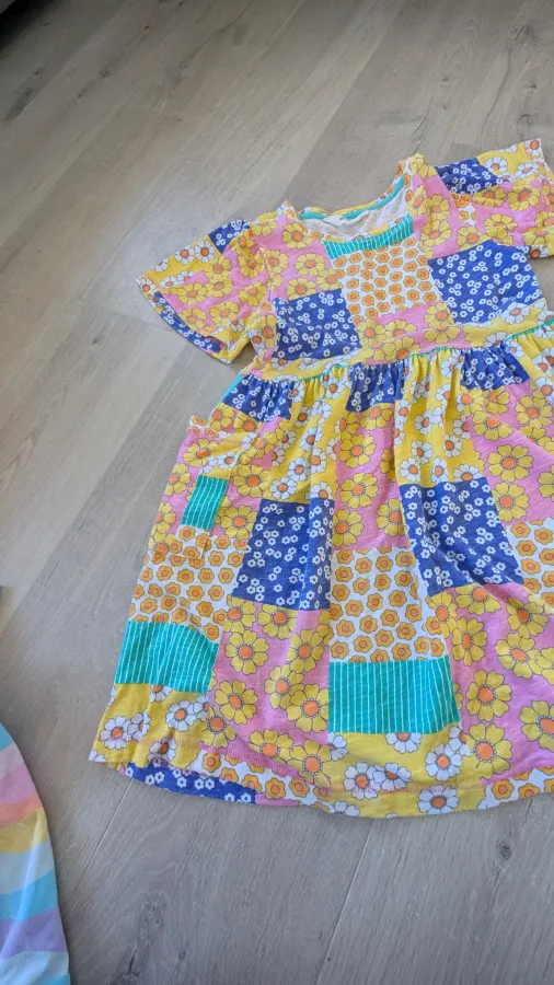 Girls make shake brand dress. Fun flower print. Size 9 - Photo 3 of 7