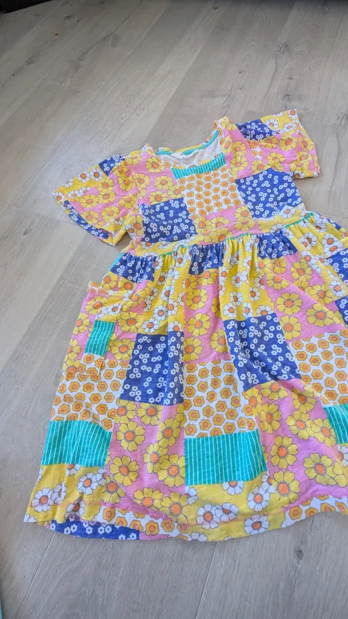 Girls make shake brand dress. Fun flower print. Size 9 - Photo 4 of 7